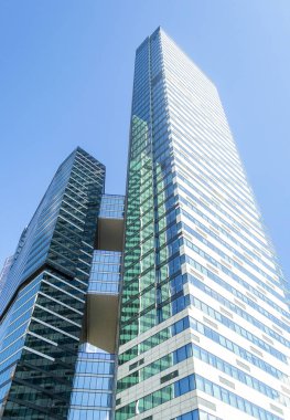 MOSCOW - 10 AĞUSTOS 2016: Moskova-Şehir gökdelenlerinin alçak açılı görünümü, Rusya.