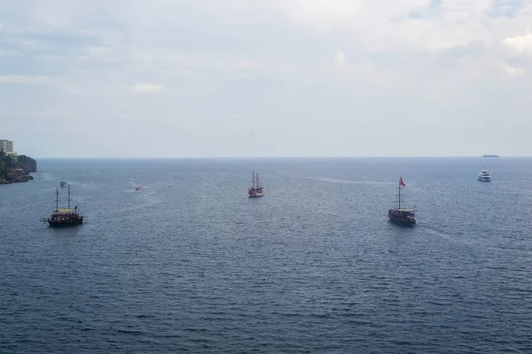 Veleros turísticos en el mar Mediterráneo — Foto de Stock