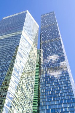 MOSCOW - 10 Temmuz 2019: Moskova-Şehir gökdelenlerinin alçak açılı görüntüsü, Rusya.