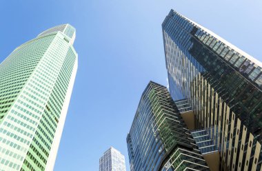 MOSCOW - 10 AĞUSTOS 2016: Moskova-Şehir gökdelenlerinin alçak açılı görünümü, Rusya.