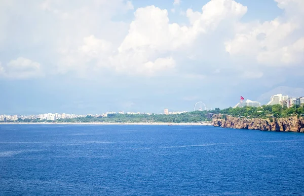 Yaz gününde Türkiye 'de Antalya ve Akdeniz manzarası