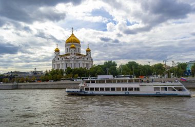 İsa Katedrali'nin görünümü Kurtarıcı kilise katedrali, nehir üzerinde turistik yolcu gemisi tekne.