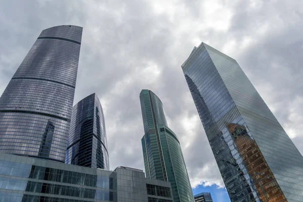 莫斯科- 2019年7月10日：俄罗斯莫斯科市摩天大楼的低视角视图. — 图库照片
