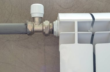 Modern radyatörde ısıtma sisteminde regülatör termostatı