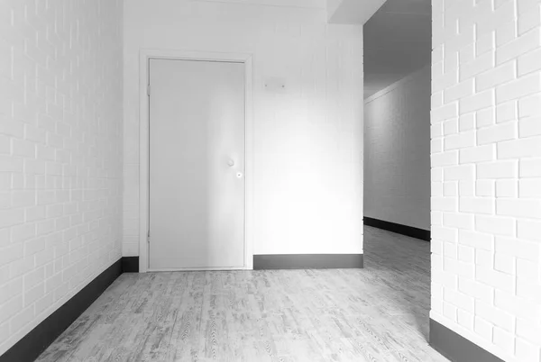 Closed wooden door in a modern block of flats — Stock Photo, Image