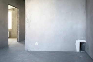 Bitmemiş bina. Dairenin zor bir sonu var. Alçılı beton duvarlı büyük boş bir oda. İç yenileme.