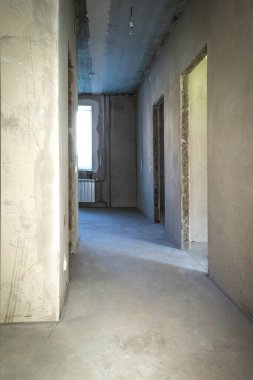 Bitmemiş bina. Dairenin zor bir sonu var. Alçılı beton duvarlı büyük boş bir oda. İç yenileme.