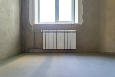 Grunge odası radyatörlü ve dekorasyonsuz - beton duvarlar, zemin, pencere