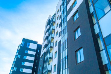 Mavi gökyüzünün karşısındaki modern apartmanın bir parçası.