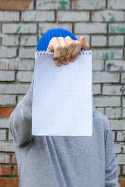 Nastolatek Trzyma Notatnik Dłoniach Świeżym Powietrzu — Zdjęcie stockowe