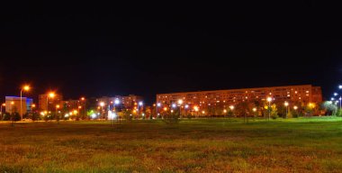 Şehrin sonbaharında evin önünde gece açılır.