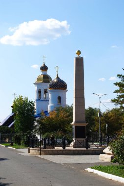 Ortodoks Kilisesi 'nin kubbesi ve temiz gökyüzüne karşı dikilitaş.