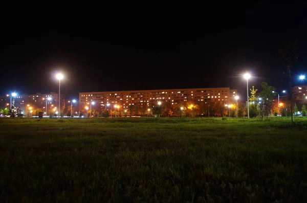 Gata Notturna Fronte Alla Casa Autunno Città — Foto Stock