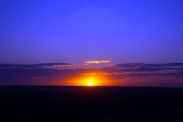 Heldere Oranje Zon Bij Zonsondergang Een Prachtige Blauwe Horizon — Stockfoto