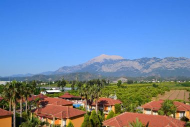 Parlak mavi gökyüzüne karşı dağlar ve yazın güzel bulutlar.