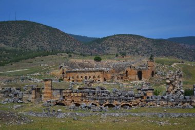 Parlak mavi gökyüzüne karşı dağlar ve yazın güzel bulutlar.