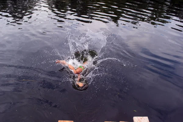 Crianças Mergulhando Rio Ponte Salpicando Crianças Água — Fotografia de Stock