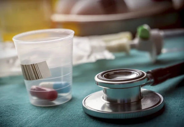 概念的なイメージの病院で薬の投与とともに聴診器 — ストック写真
