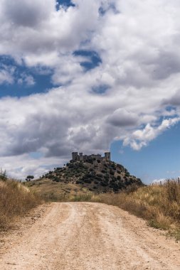 Almodovar del Rio, Cordoba, İspanya - 9 Haziran 2018: Müslüman kökenli bir metanet, bir Roman fort, Amerikalı yapımcı Hbo, tahtlar oyun serisi için bir sahne oldu. Guadalquivir yakın yerleştirilir, Rio, İspanya Almodovar içinde al