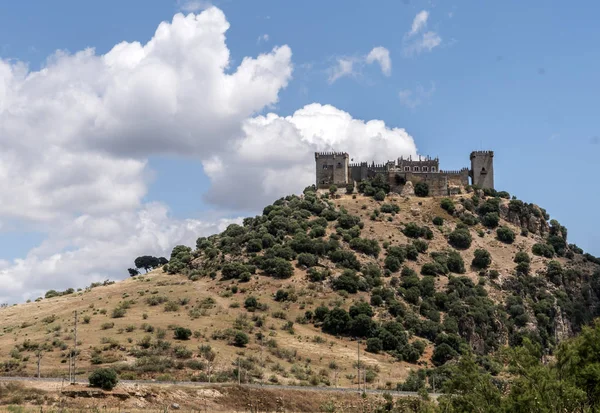 阿尔莫多瓦城堡 它是一个穆斯林起源的坚韧 它是一个罗马堡垒和当前大厦绝对起源柏巴里人 一个阶段美国生产商 Hbo 为系列游戏王座 阿尔莫多瓦 西班牙 — 图库照片