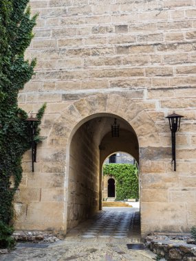 Kale Almodovar del Rio, Müslüman kökenli bir metanet olduğunu, bu bir Roman fort ve geçerli yapı kesinlikle kaynağı Berber, Amerikalı yapımcı Hbo, tahtlar oyun serisi için bir sahne vardır. Almodovar del Rio, Soain al