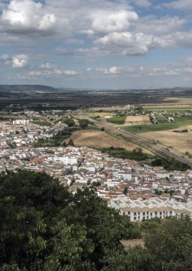 Kale Almodovar del Rio, Müslüman kökenli bir metanet olduğunu, bu bir Roman fort ve geçerli yapı kesinlikle kaynağı Berber, Amerikalı yapımcı Hbo, tahtlar oyun serisi için bir sahne vardır. Almodovar del Rio, İspanya al