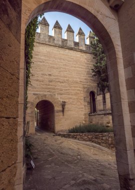 Kale Almodovar del Rio, Müslüman kökenli bir metanet olduğunu, bu bir Roman fort ve geçerli yapı kesinlikle kaynağı Berber, Amerikalı yapımcı Hbo, tahtlar oyun serisi için bir sahne vardır. Almodovar del Rio, İspanya al