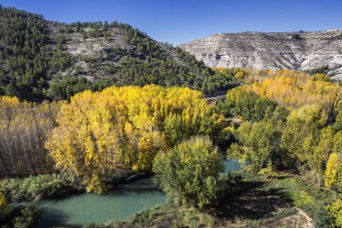 Sonbahar sırasında Jucar Nehri Vadisi panoramik al Alcala del Jucar Albacete Eyaleti, İspanya