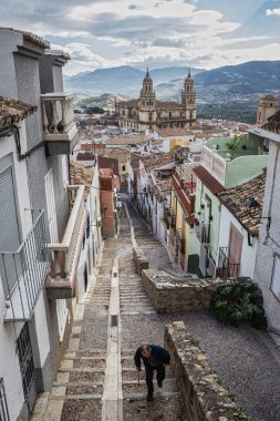 Dar ve arka planda Jaen sermayenin street kentin kutsal Katedrali dik