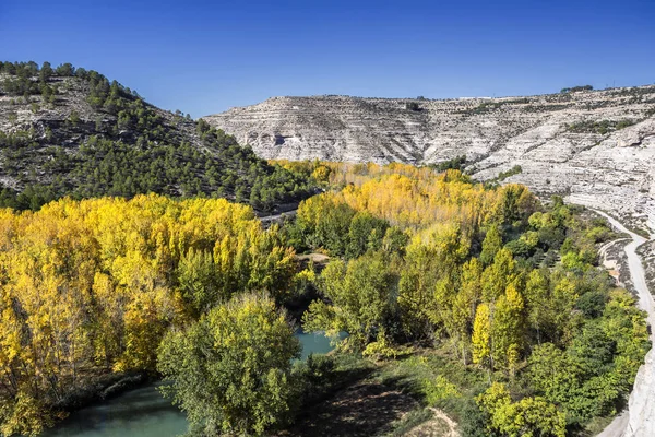 全景视图的河河谷的 Jucar 在秋天 期间参加 Alcala Del Jucar 西班牙阿尔瓦塞特省 — 图库照片