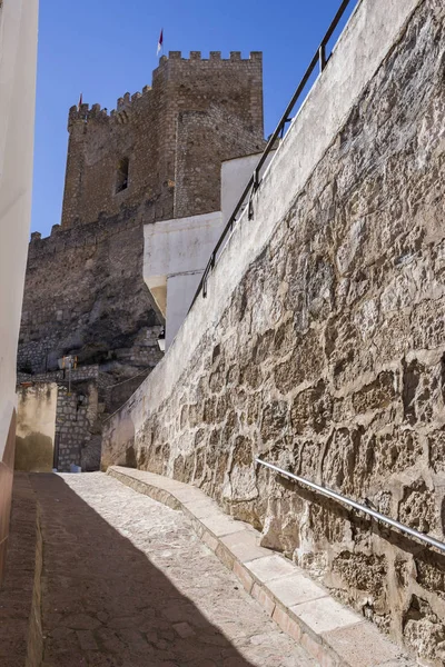 アルカラ フカル スペイン 2016 石灰岩の山の上に 村の側面図にあるアルカラ フカル アルバセテ県スペインでムワッヒド起源 世紀の城を取る — ストック写真