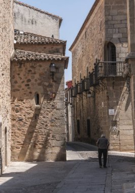 Caceres, İspanya eski dörtte tipik sokak