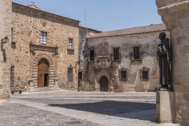 Caceres, İspanya - 13 Temmuz 2018: San Pedro de Alcantara, 1954'te yapılan anıt bulunan kilisenin Caceres, İspanya ilhak Plaza de Santa Maria içinde