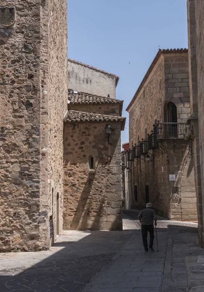 スペインのカセレスの旧市街の典型的な通り — ストック写真