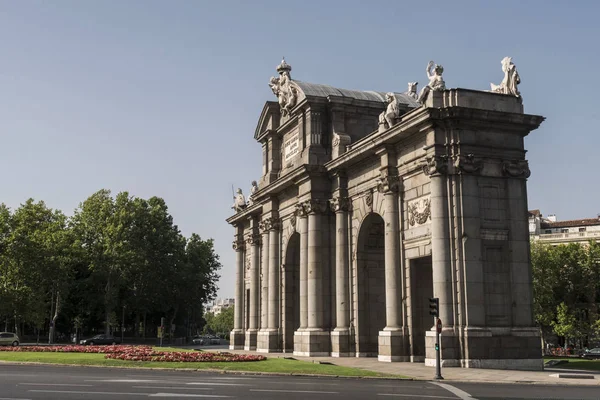 Madrid Spain August 2018 Alcala Gate Puerta Alcala Monument Plaza — Stock Photo, Image