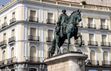 Madrid, İspanya - 3 Ağustos 2018: Heykel saygı Kral Carlos III kare sol Madrid, İspanya