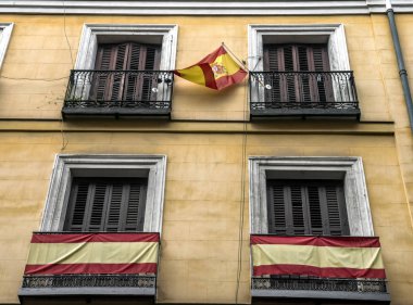 Tipik bina cephesi ile bayraklarda balkon Madrid, İspanya