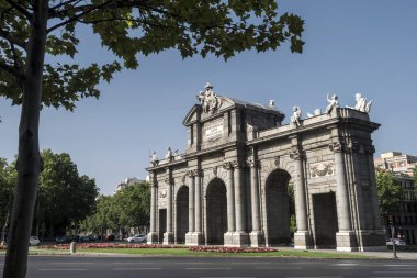 Madrid, İspanya - 4 Ağustos 2018: Alcala kapısı veya Puerta de Alcala bir Plaza de la Independencia Madrid, İspanya içinde abidesi