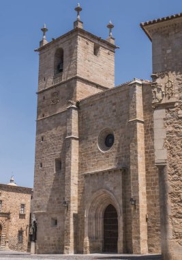 Caceres, İspanya - 13 Temmuz 2018: Santa Maria'nın Katedrali, Gotik, geçiş bazı Rönesans elemanları ile romantik tarzı yerleştirilen kare Santa Maria içinde Caceres, İspanya