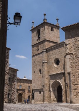 Caceres, İspanya - 13 Temmuz 2018: Santa Maria'nın Katedrali, Gotik, geçiş bazı Rönesans elemanları ile romantik tarzı yerleştirilen kare Santa Maria içinde Caceres, İspanya