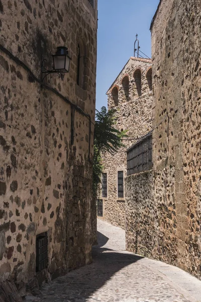 Typisch Smal Straatje Van Oude Binnenstad Van Caceres Spanje — Stockfoto