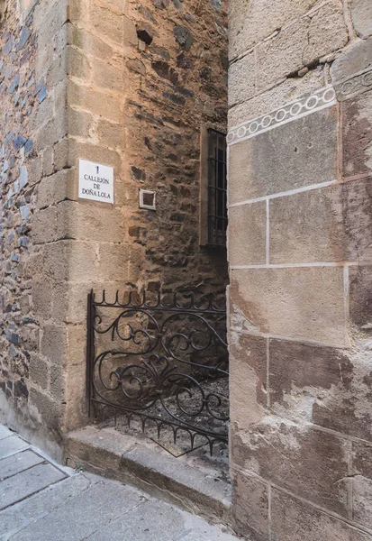 Típica Calle Estrecha Del Casco Antiguo Cáceres España — Foto de Stock