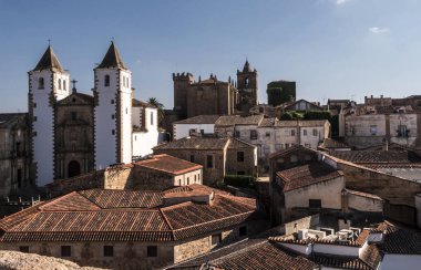 Caceres, İspanya - 13 Temmuz 2018: Old Town, Santa Maria'nın Katedrali, Gotik, geçiş bazı Rönesans elemanları ile romantik tarzı panoramik manzaralı yerleştirilen kare Santa Maria içinde Caceres, İspanya