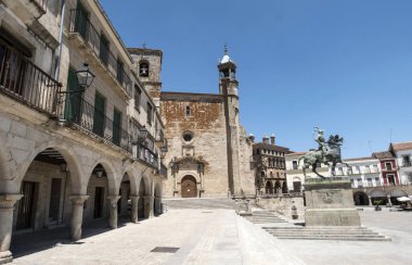 Trujillo, İspanya - 14 Temmuz 2018: Atlı heykeli fatihi Francisco Pizarro, bir granit Kaide ilinin şehir, Trujillo, Caceres, İspanya ana meydanında bulunan ABD'li heykeltıraş Charles Cary Rumsey, çalışmalarını