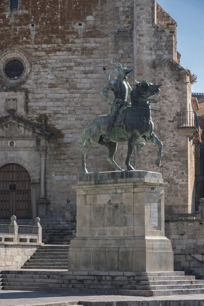コンキスタドールのフランシスコ ピサロ トルヒーヨ カセレス県 スペインの中央広場の花崗岩の台座の上に位置するアメリカ彫刻家チャールズ ケアリー ラムジーの仕事のトルヒーリョ スペイン 2018 乗馬の彫像 — ストック写真