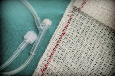 Gazlı bez bir tiyatrodan, kavramsal görüntü sulama tüpler yanındaki