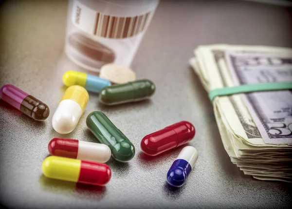 Tabletler Kapsüller Banknotlar Amerikalılar Sağlık Finansman Kavramsal Görüntü Yanında Çeşitli — Stok fotoğraf