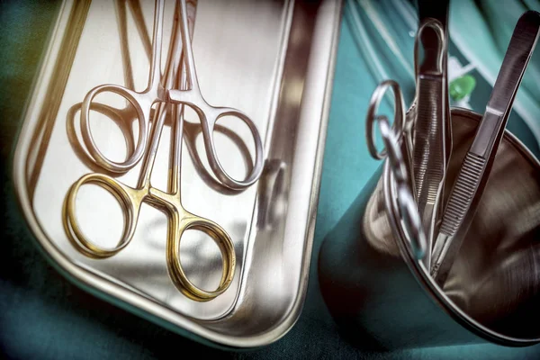 Chirurgische Schere Auf Einem Tablett Operationssaal Konzeptionelles Bild — Stockfoto