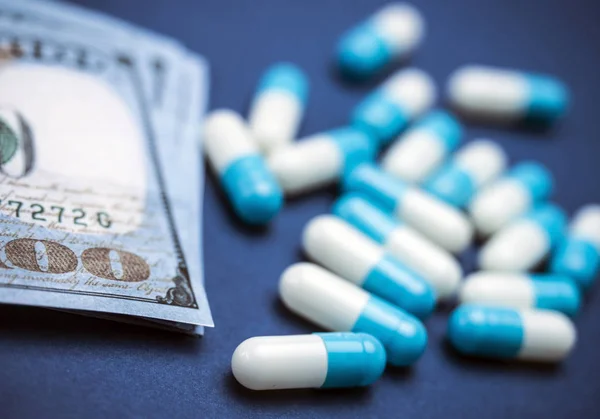 Capsules Blauwe Witte Naast Een Ticket Van Honderd Dollar Conceptuele — Stockfoto