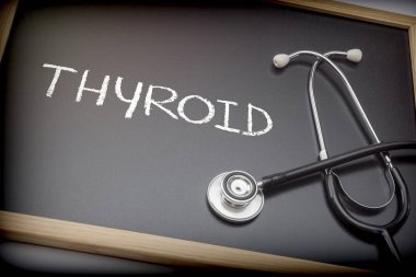Bir kara tahta bir stetoskop yanında kavramsal görüntü siyah tebeşir yazılı Word tiroid